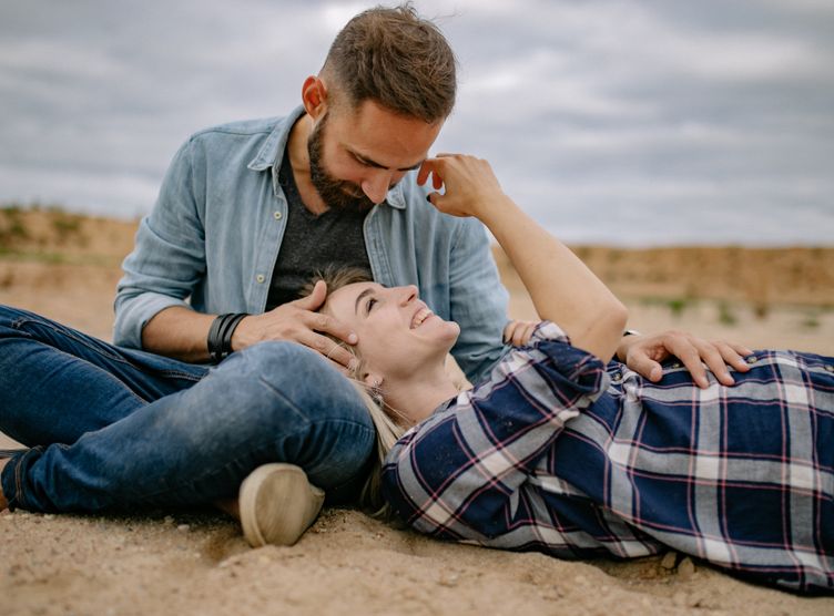 Online dating: starting a conversation on a niche platform