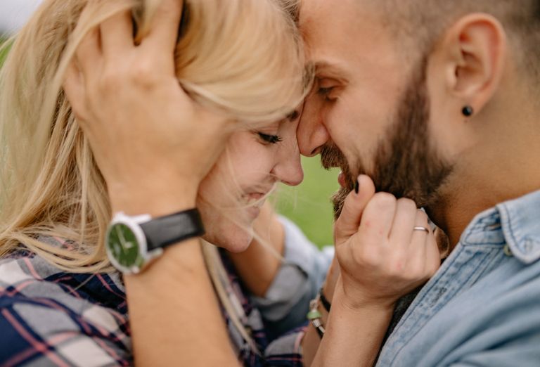 Online dating: starting a conversation on a niche platform