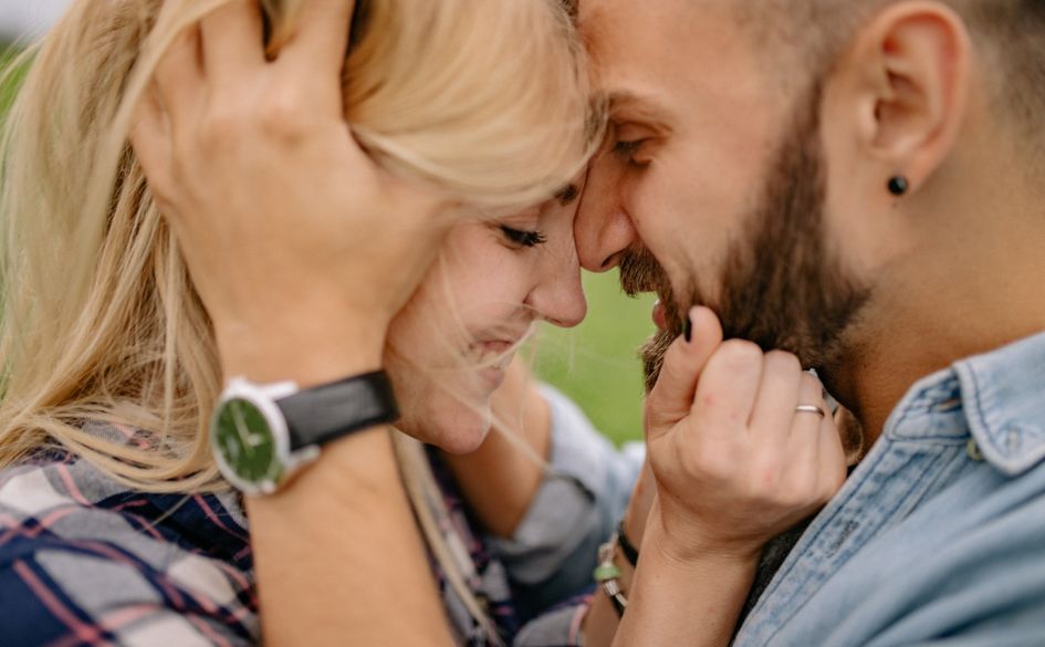 Online dating: starting a conversation on a niche platform