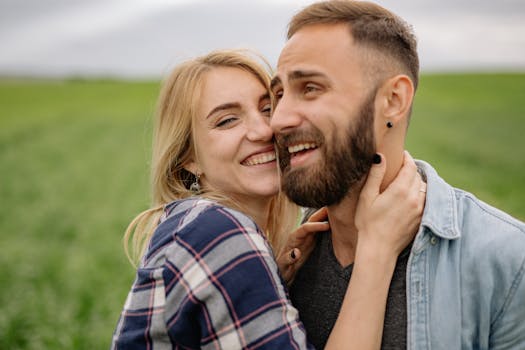 一对幸福的夫妇在户外郁郁葱葱的草地上深情相拥