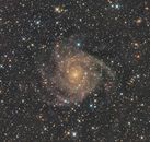 螺旋星系在深空中被无数恒星包围，景色迷人