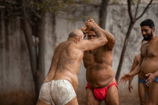 在锡亚尔科特，男子们进行户外传统摔跤比赛，展现了文化体育精神