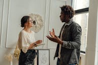 在时尚的办公室环境中，一男一女正在进行专业咨询，突出合作