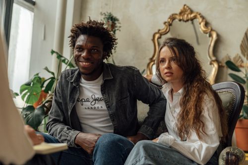 Free Couple engaged in therapy consultation, sitting on a sofa indoors. Stock Photo