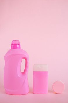 粉红色背景上放置各种产品的不同形状塑料容器集合