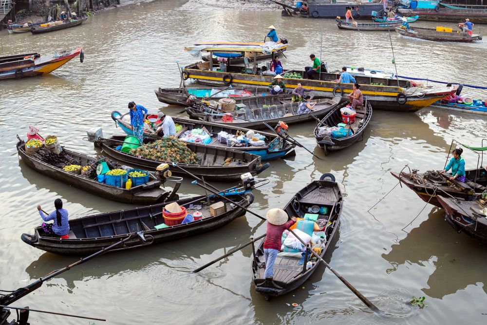 Mercado flotante del Delta del Mekong con barcas cargadas de fruta