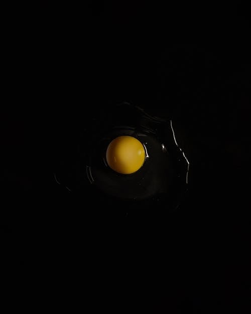 Free Top View of an Egg on Black Surface Stock Photo