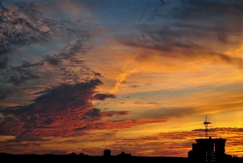 Photos gratuites de bâtiment, ciel spectaculaire, coucher de soleil