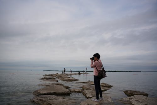 喜怒无常的天空, 女人, 岩石 的 免费素材图片