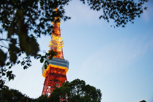 街の青い曇り空の下の明るいテレビ塔