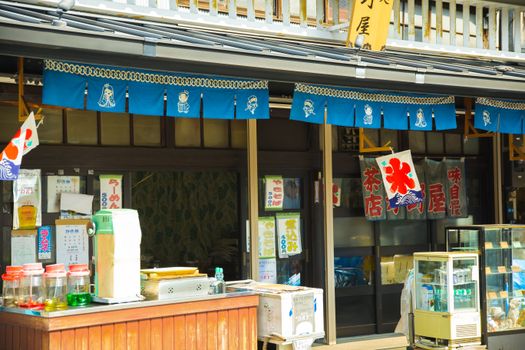 东京一家传统日本街头商店装饰着色彩缤纷的横幅和标牌，景色迷人