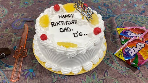 Ilmainen kuvapankkikuva tunnisteilla syntymäpäiväkakku, valkoinen, valkoinen kakku