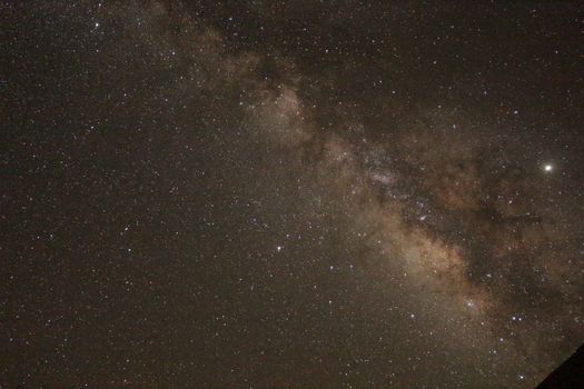 晴朗的夜空下，捕捉银河系的壮丽景象，非常适合天文摄影爱好者