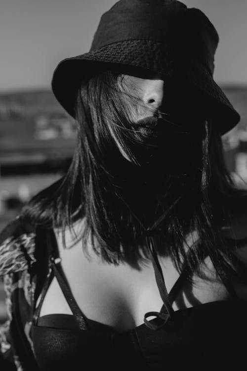 Immagine gratuita di bianco e nero, cappello secchio, donna