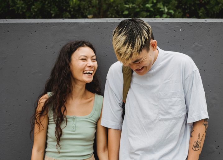 Online dating: starting a conversation on a niche platform