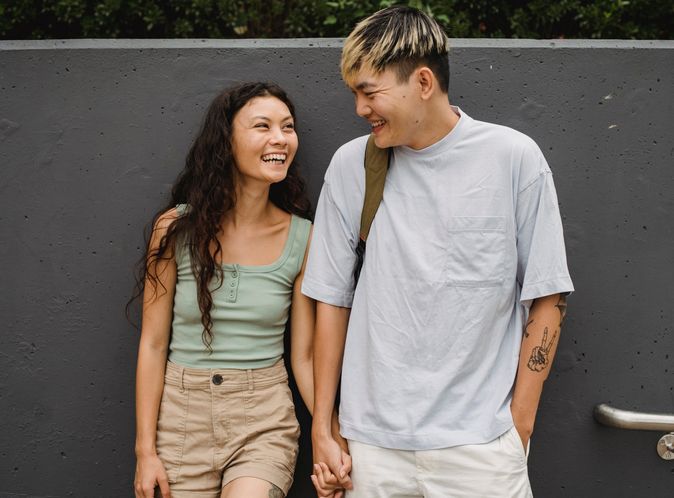 Online dating: starting a conversation on a niche platform