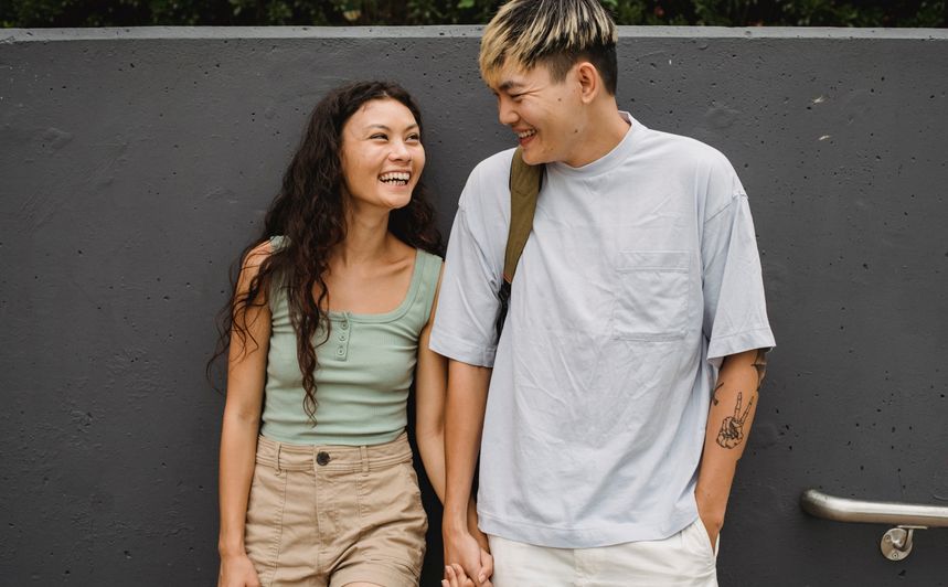 Online dating: starting a conversation on a niche platform