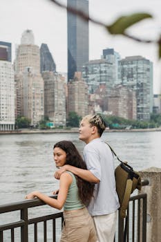 年轻夫妇在海滨拥抱，背后是令人惊叹的城市天际线