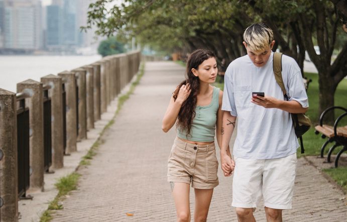 Online dating: starting a conversation on a niche platform