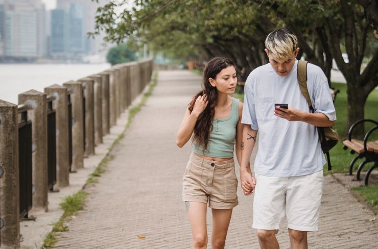 Online dating: starting a conversation on a niche platform