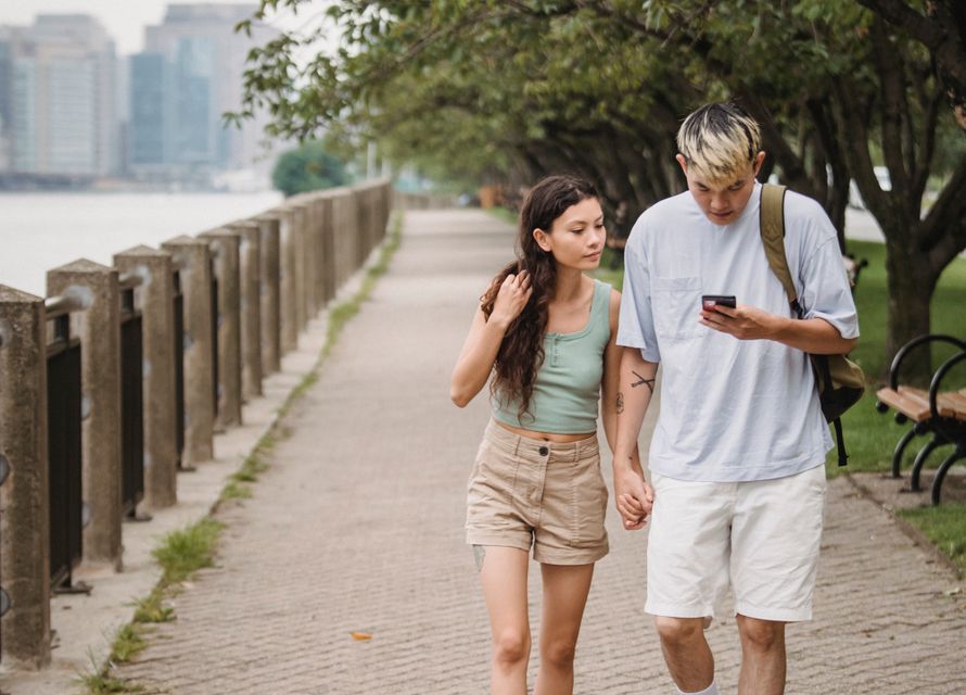 Online dating: starting a conversation on a niche platform