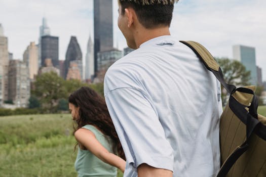 一对年轻夫妇以城市天际线为背景，在户外享受夏日时光