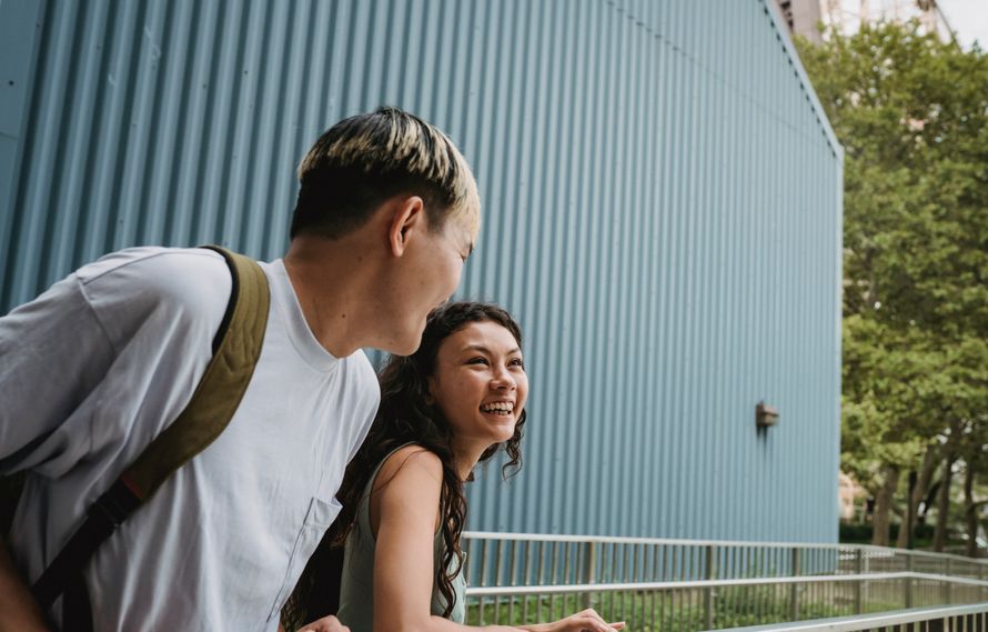 Online dating: starting a conversation on a niche platform