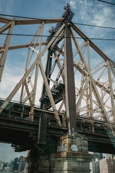 城市大河上的当代悬梁在蓝天下