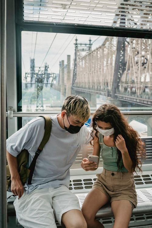 Pareja Joven Montando Cabina De Teleférico Y Navegación Smartphone