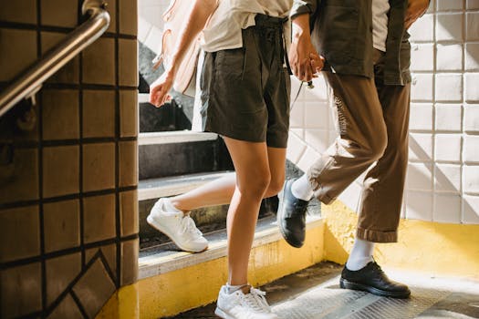 Coppie Che Camminano Giù Per Le Scale In Città