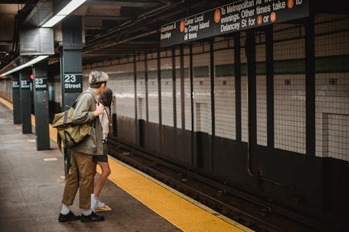 Anonieme Toeristen Wachten Op Trein In Metrostation