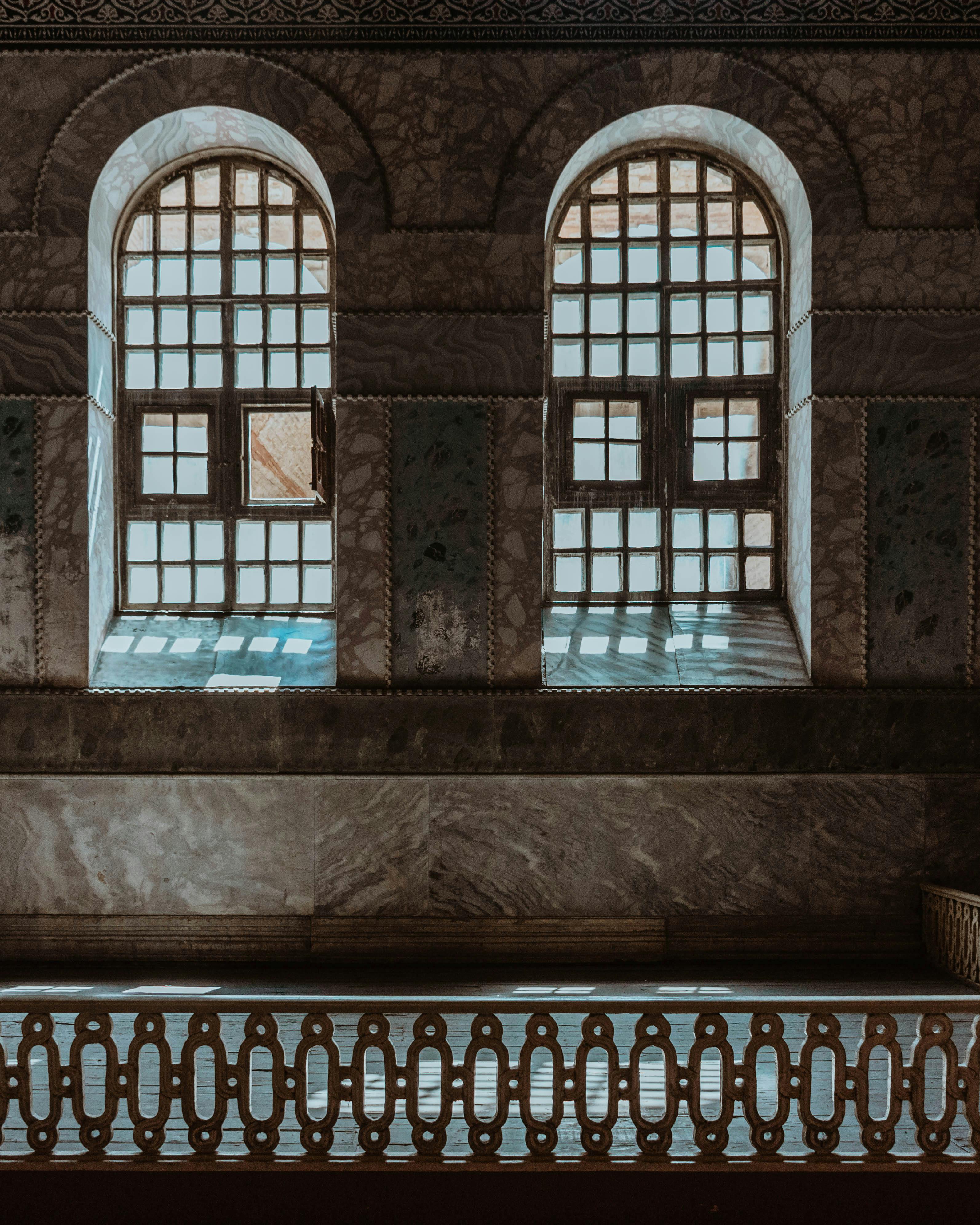 室内设计历史悠久、美丽动人，拥有华丽的拱形窗户和复杂的石雕