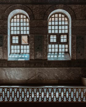 室内设计历史悠久、美丽动人，拥有华丽的拱形窗户和复杂的石雕