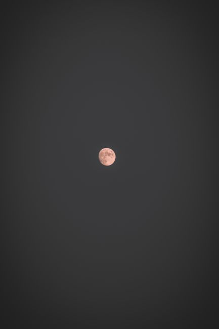 Fotomural Una luna llena hipnotizante rodeada por un vasto cielo nocturno oscuro, perfecta para fondo de pantalla móvil.