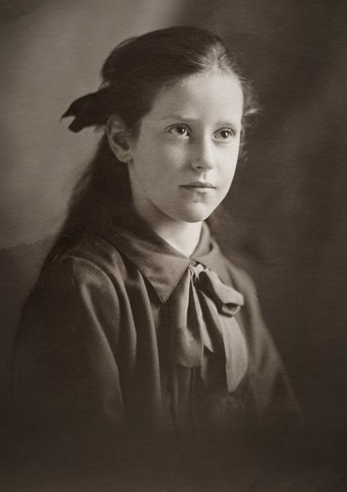 Free Captivating vintage portrait of a young girl in grayscale, exuding charm and nostalgia. Stock Photo