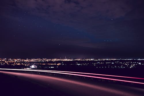 araba, araba ışığı, arka ışıklar içeren Ücretsiz stok fotoğraf