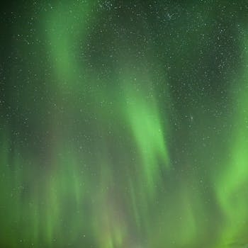 冰岛赫瓦姆斯坦吉上空，美丽的北极光展现了大自然令人惊叹的灯光