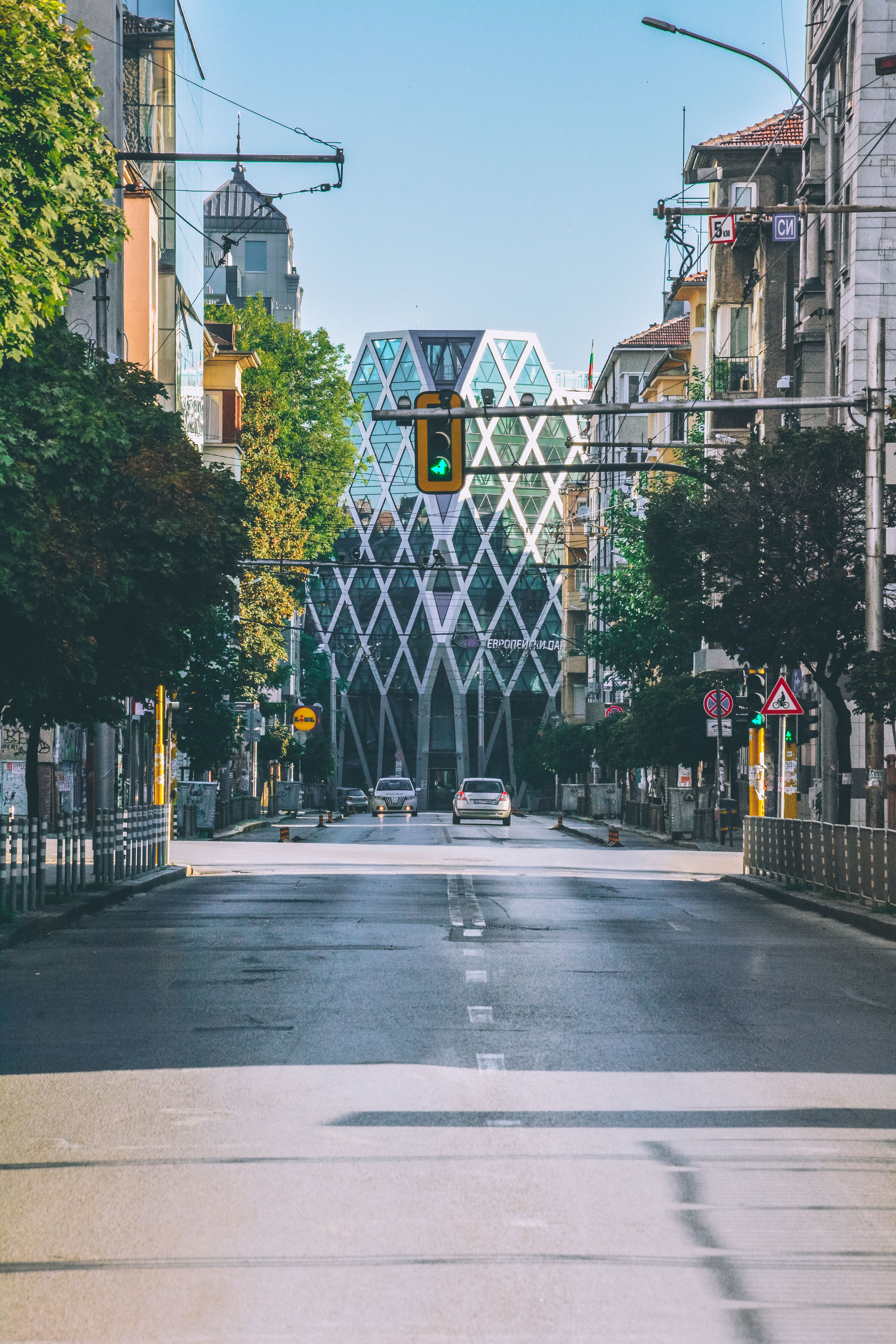 保加利亚索菲亚的街景融合了现代建筑与城市元素，非常适合城市景观主题