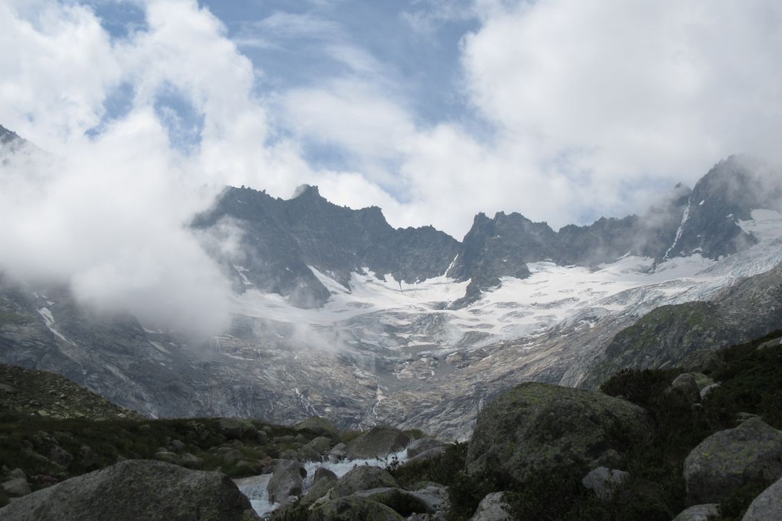 Mountain ridge with snow at daytime · Free Stock Photo