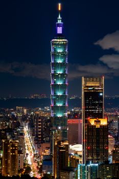 台北101的夜景和城市景观展现了台湾充满活力的城市生活