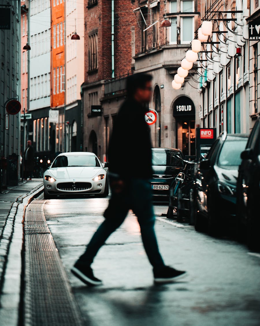 控制室工程师查看设备运行与检修标准文档