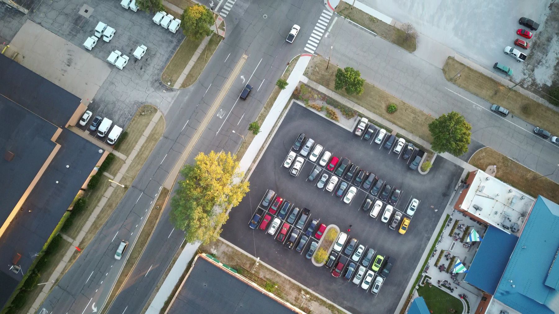 Vue aérienne d’un parking aux places matérialisées au sol