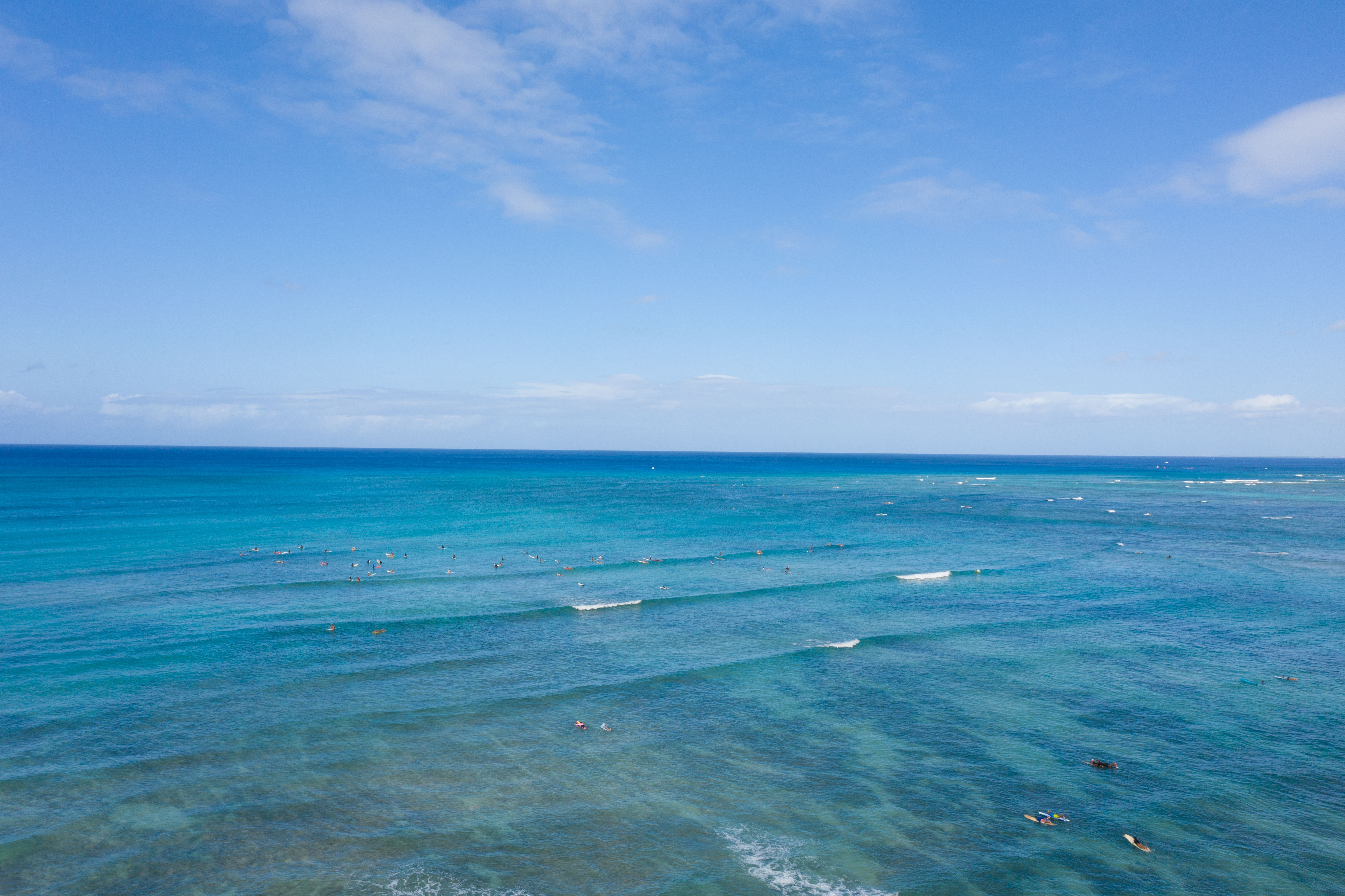宁静的海景，轻柔的海浪映衬着明亮的蓝天，非常适合放松