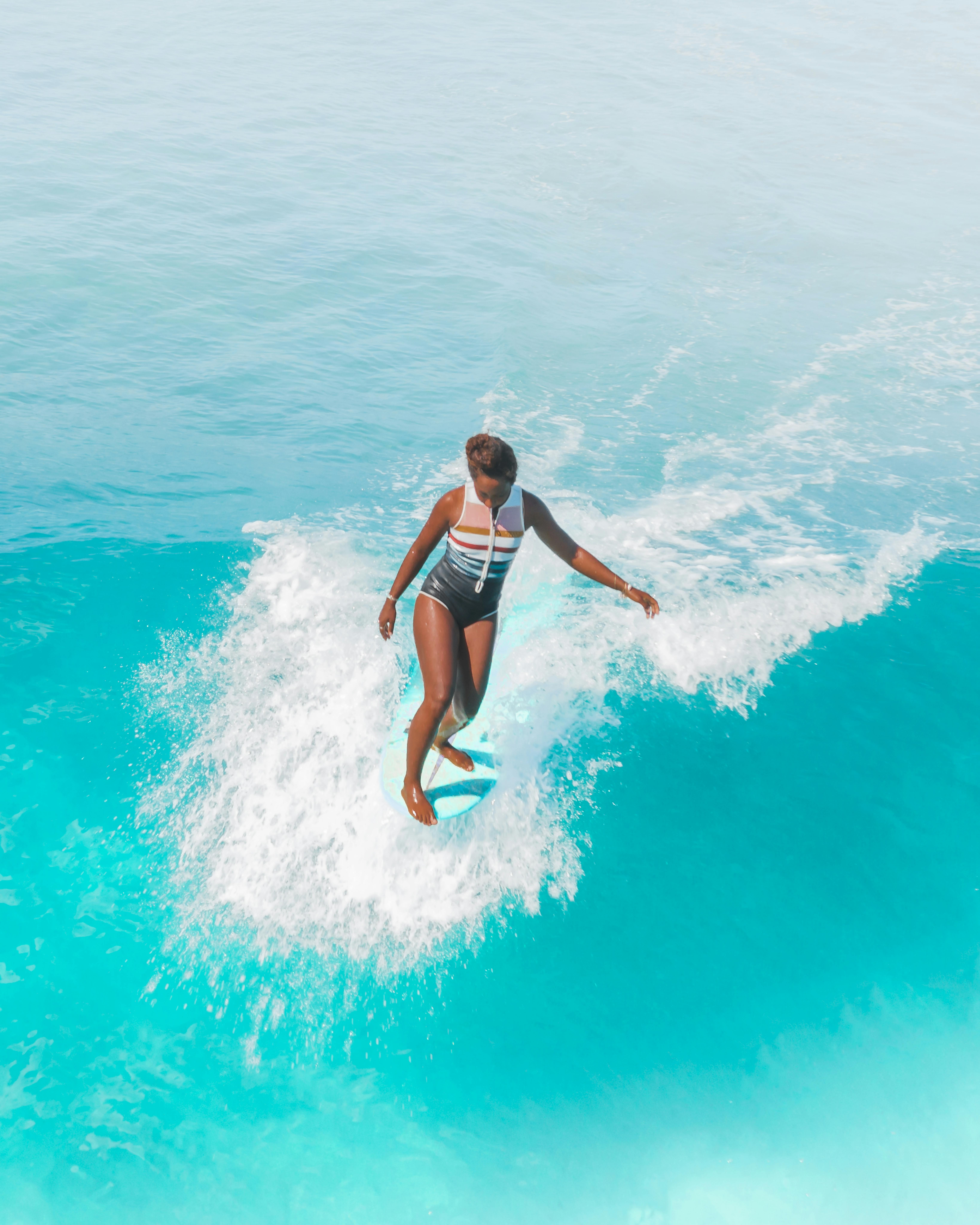 一名女子优雅地在充满活力的海浪上冲浪，享受水上运动