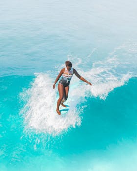 一名女子优雅地在充满活力的海浪上冲浪，享受水上运动