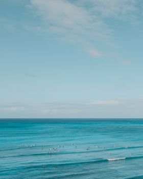 碧绿的海浪上，冲浪者捕捉着宁静的水上活动