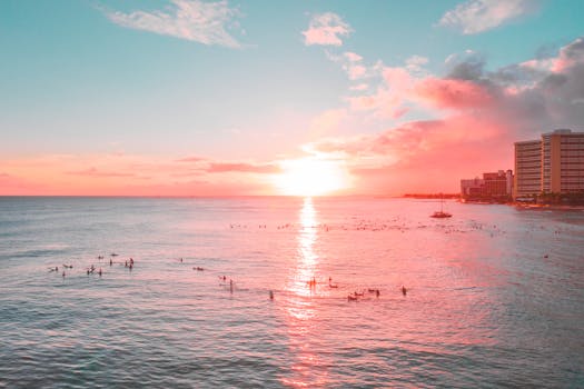 海滩日落令人惊叹，人们享受着海水和充满活力的天空色彩
