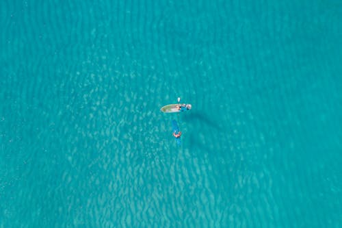 Fotobanka s bezplatnými fotkami na tému pohľad zhora, šport, surferov