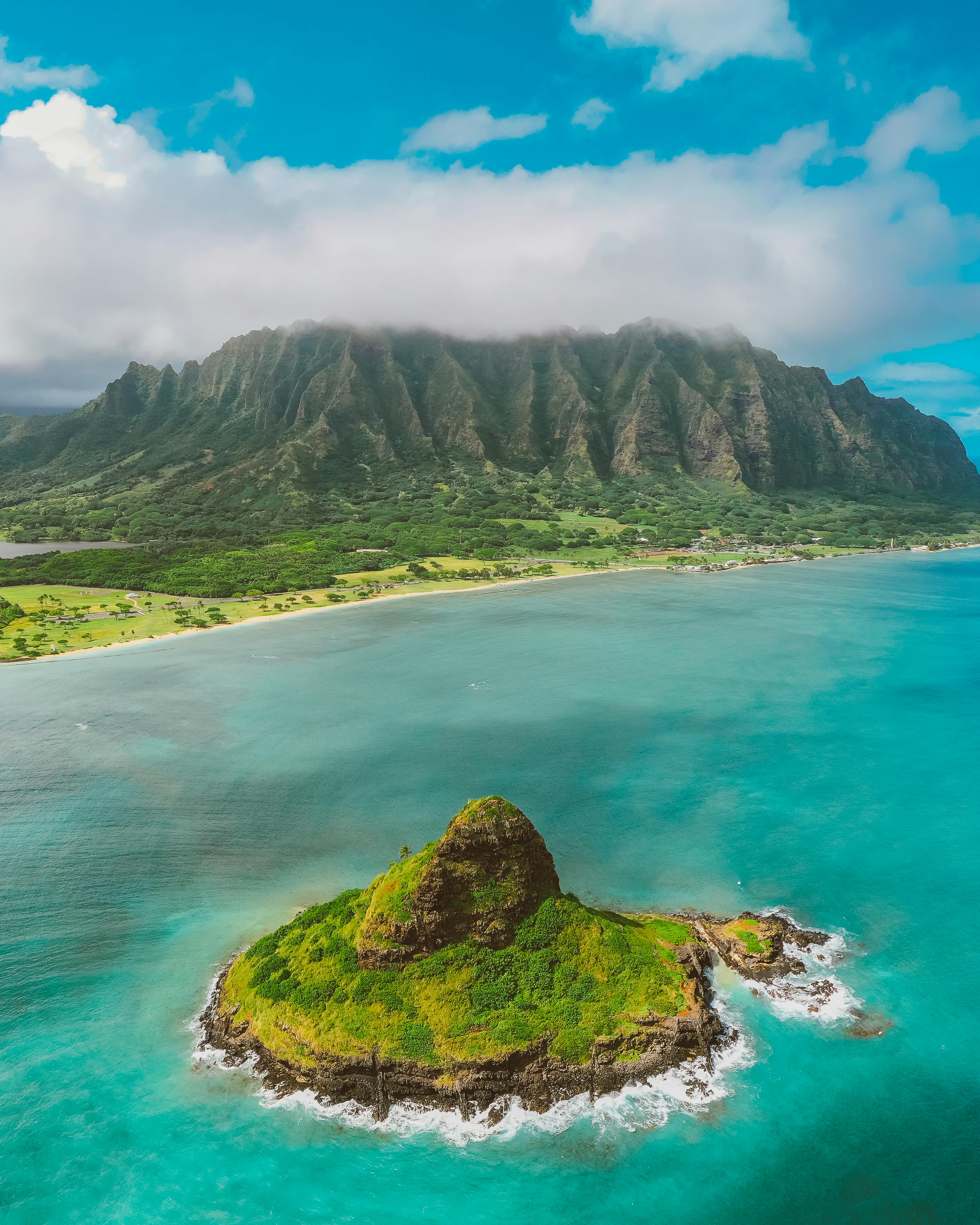 莫科利岛和郁郁葱葱的山脉的令人惊叹的航拍照片，非常适合自然爱好者