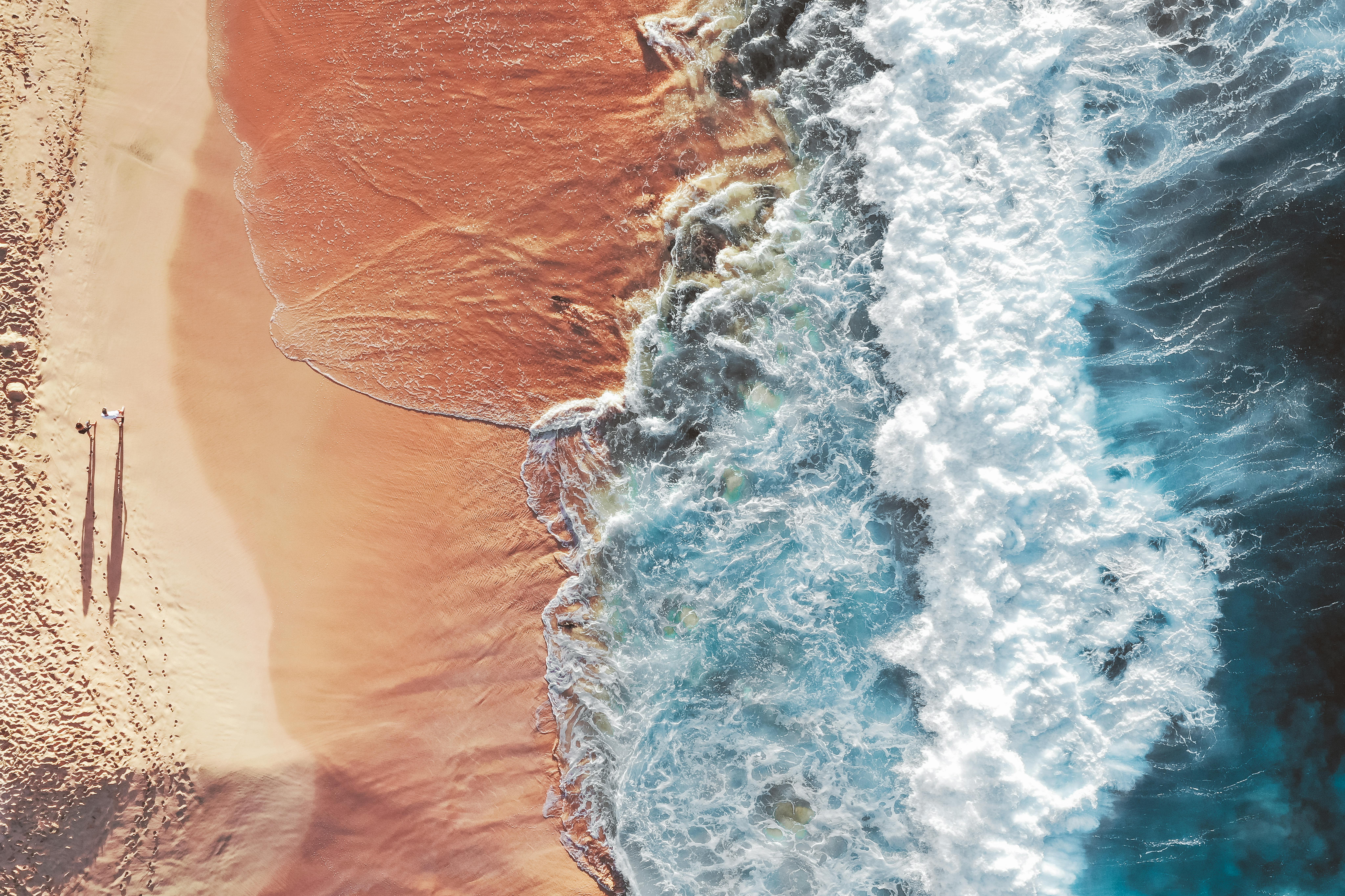 令人惊叹的航拍照片，海浪拍打着宁静的沙滩